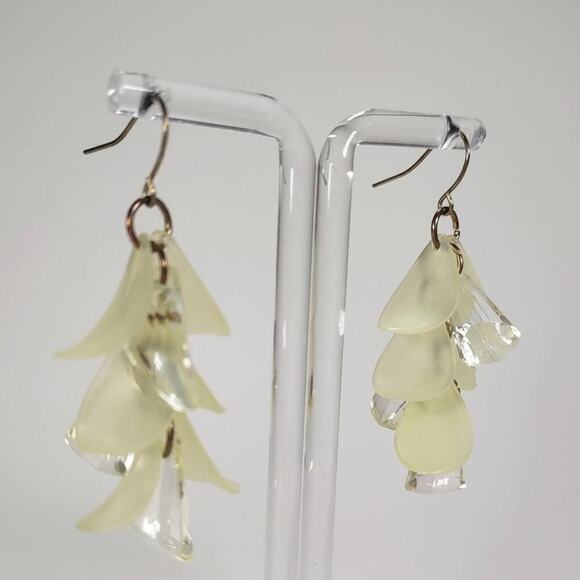 Light green acrylic petal dangle - Picture 2 of 6